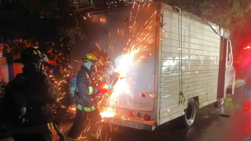 Camión con equipo de sonido termina en cenizas tras incendiarse en Mazatlán 