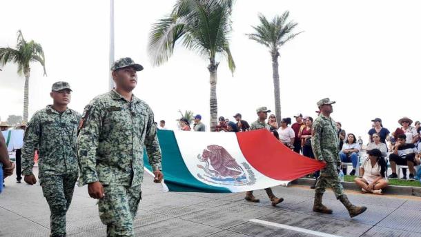 Con desfile sobre el Malecón de Mazatlán conmemoran el 113 aniversario de la Revolución Mexicana 