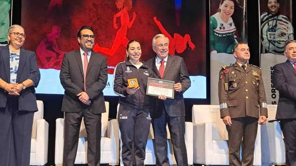 Rubén Rocha Moya otorga reconocimiento a ganadores del Premio Estatal del Deporte