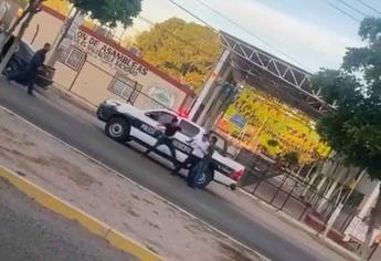 Sujeto agarra a moquetazos a un tránsito de El Fuerte; los «paró» porque iban en sentido contrario | VIDEO