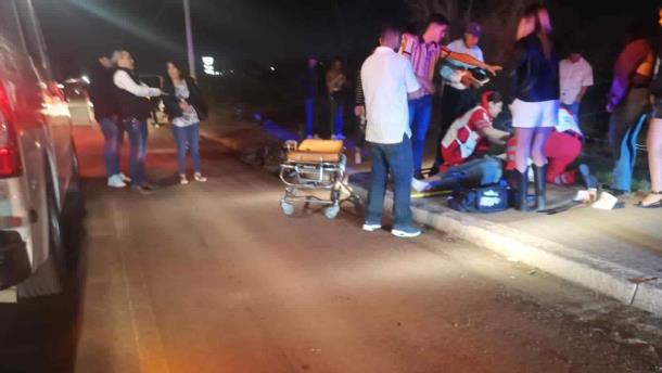 Joven derrapa en su motocicleta en Los Mochis y termina en el hospital