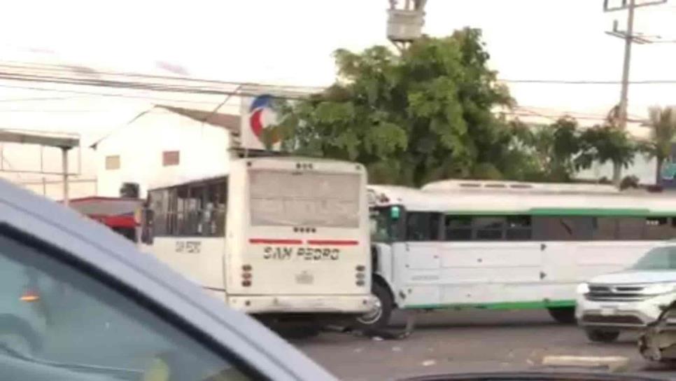Camión foráneo choca contra otro camión y un sedán en Culiacán