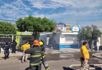 Carpintería termina destruida tras fuerte incendio en Culiacán