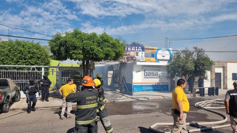 Carpintería termina destruida tras fuerte incendio en Culiacán Carpintería termina destruida tras fuerte incendio en Culiacán
