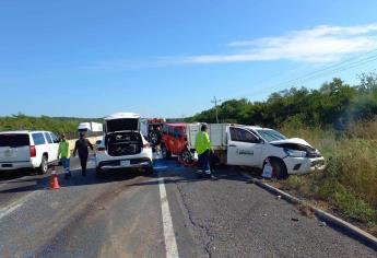 Mujer termina atrapada en su unidad tras chocar en la carretera Mazatlán-Culiacán