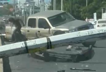 Camioneta destrozada tras chocar contra vehículo y poste de luz en Villas del Real en Culiacán