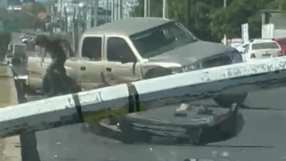 Camioneta destrozada tras chocar contra vehículo y poste de luz en Villas del Real en Culiacán