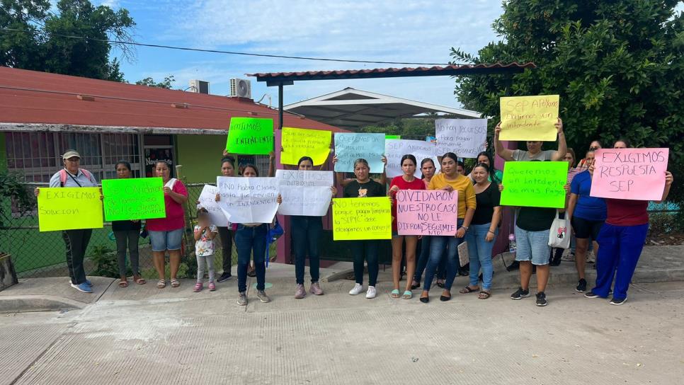 Padres de familia toman jardín de niños El Quelite, por falta de intendente 