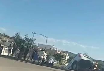 Una camioneta atropelló a una mujer mayor, pero después la unidad cae a un canal de Culiacán