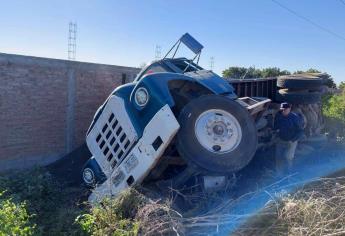 Vuelca torton cargado con fertilizante en el Libramiento - Lateral 18; operador resultó ileso  