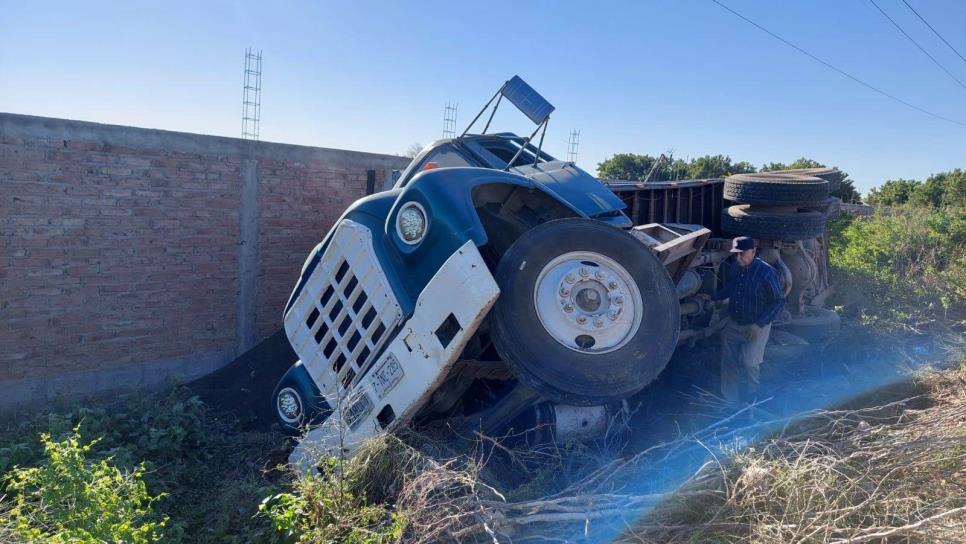 Vuelca torton cargado con fertilizante en el Libramiento - Lateral 18; operador resultó ileso  