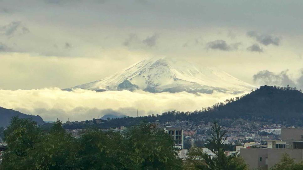 Así luce el volcán Popocatépetl totalmente cubierto de nieve | VIDEO