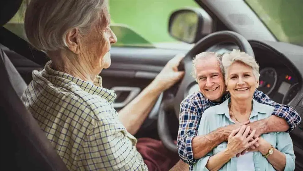 FOTO: Ancianos al volante.
