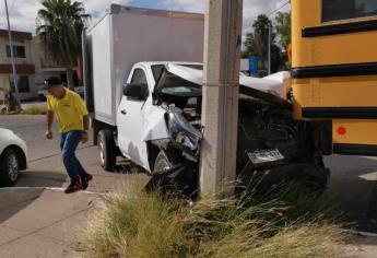 Conductor se pasa un alto y provoca aparatoso accidente en Los Mochis