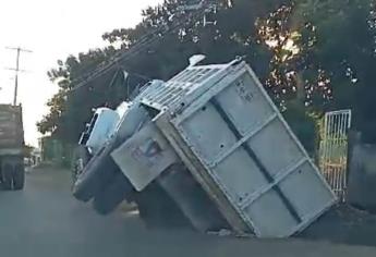 Camión de volteo termina en socavón en la avenida Manuel J. Clouthier de Mazatlán