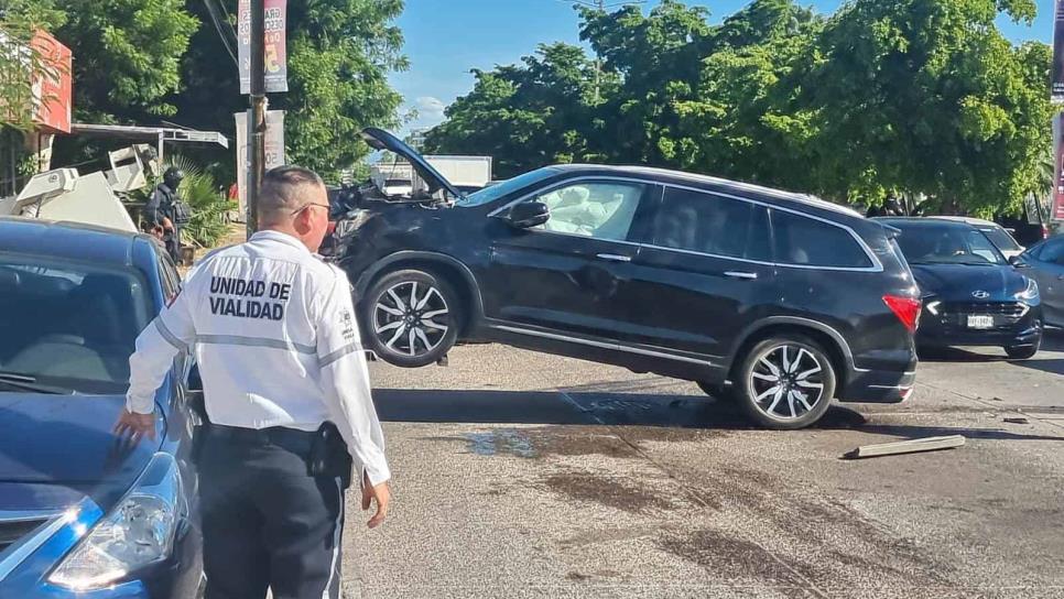 Ladrón despoja camioneta en Culiacán y provoca accidente tras persecución