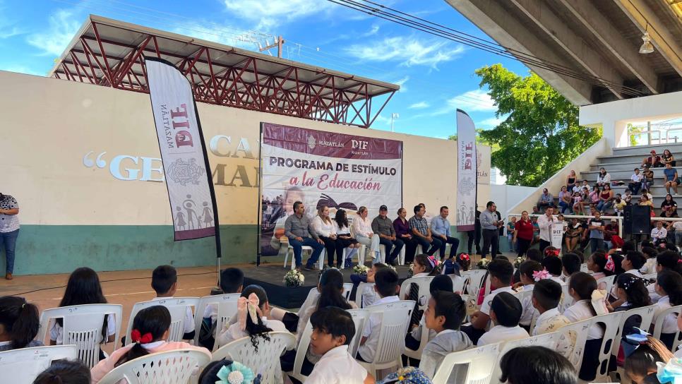 Impulsan la educación en Mazatlán con entrega del Programa de Becas (PROBEC)