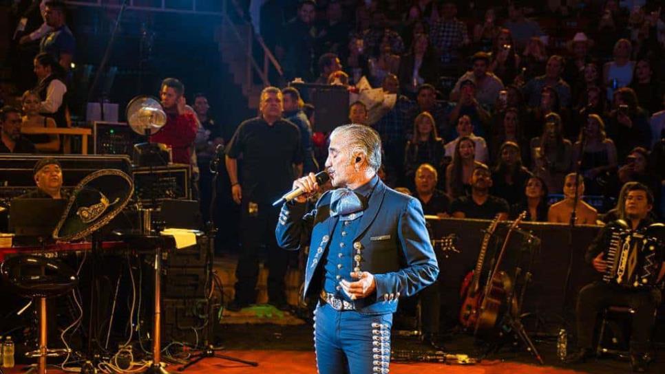 Culiacán canta y se encanta con Alejandro Fernández en el Palenque 