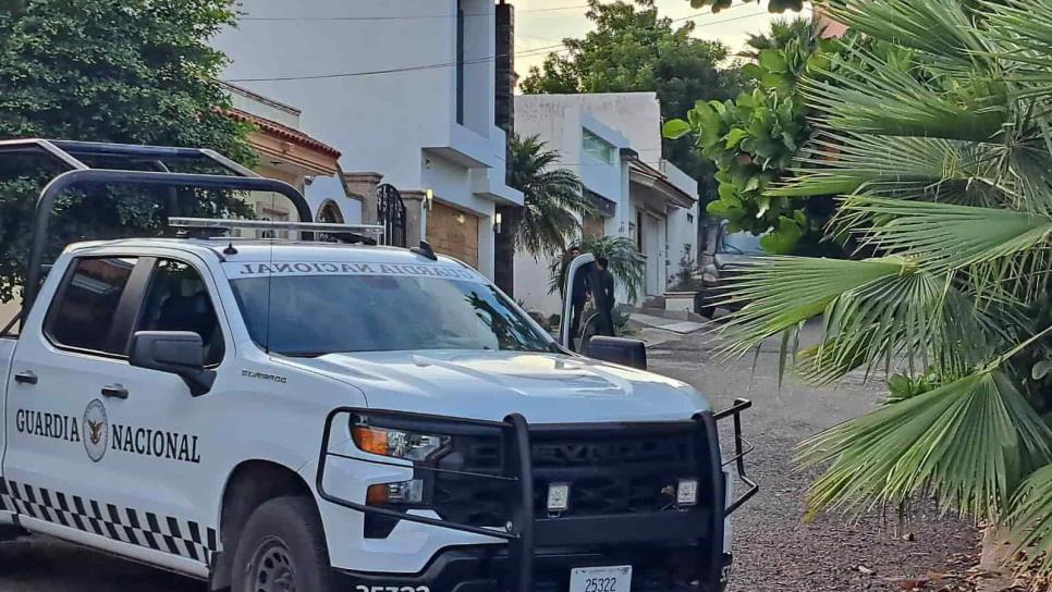 Arriban fuerzas federales a la casa del Nini, para realizar el cateo en Colinas de la Ribera, en Culiacán 