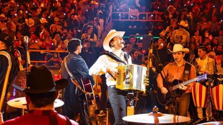 Palenque Culiacán: Marca Registrada sorprende con invitados y pone a cantar a todo el público