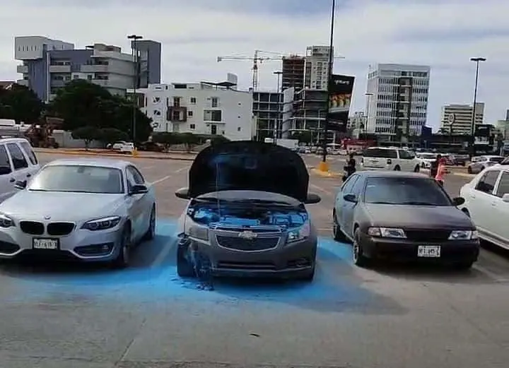 Se incendia vehículo en plaza comercial de Mazatlán. | FOTO: Luz Noticias.