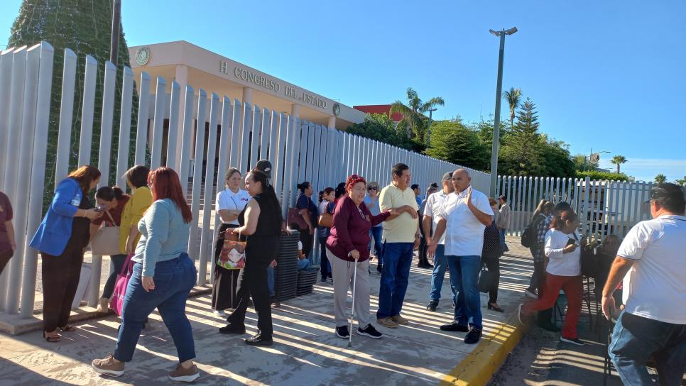 Manifestantes de la UAS toman el Congreso a un día del Segundo Informe de Rubén Rocha