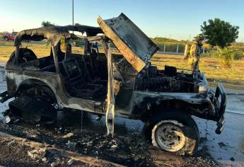 Se incendia camioneta Jeep en Paseo del Atlántico de Mazatlán