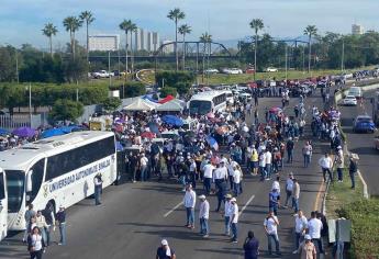 Manifestantes de la UAS bloquean con autobuses el bulevar Pedro Infante en Culiacán