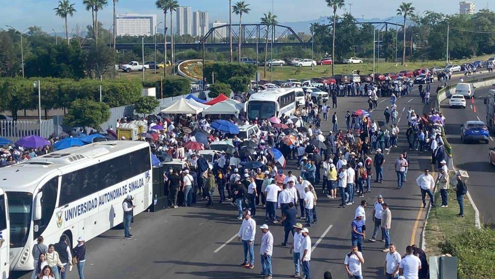 Manifestantes de la UAS bloquean con autobuses el bulevar Pedro Infante en Culiacán
