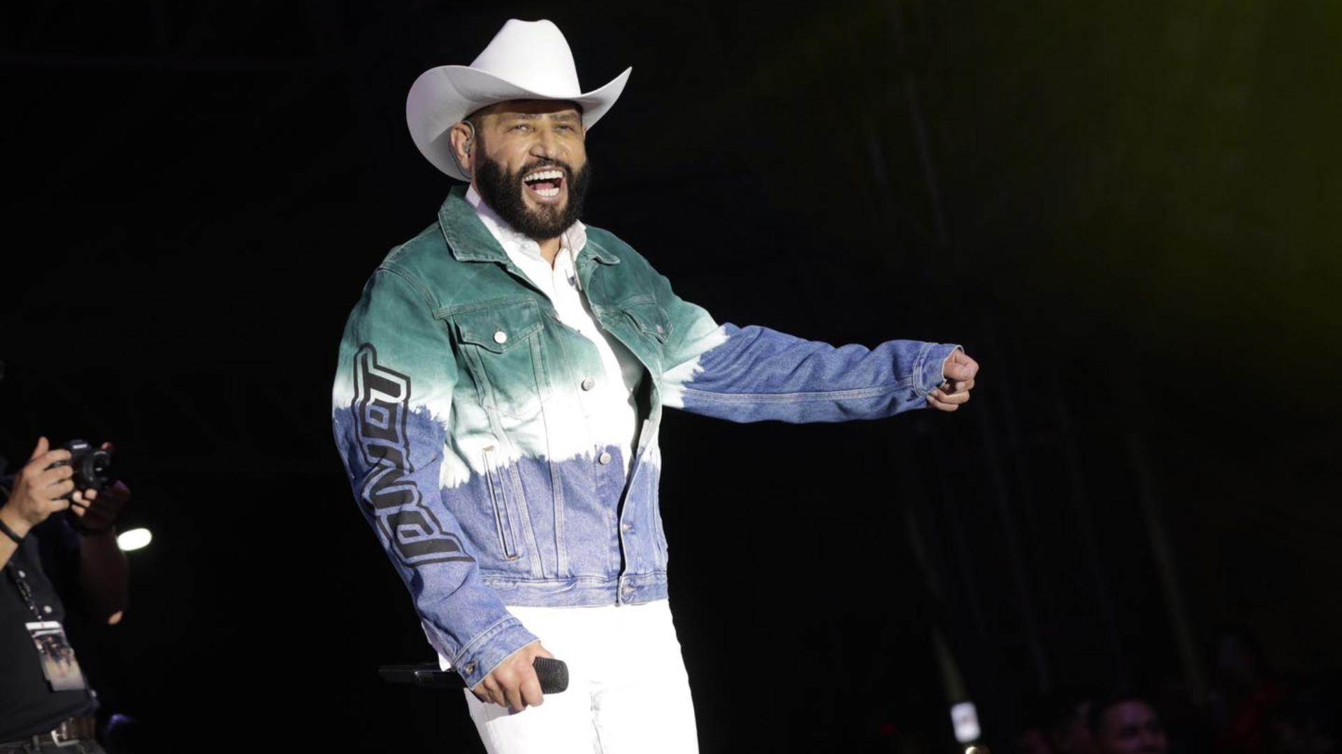 Pancho Barraza durante una de sus presentaciones.
