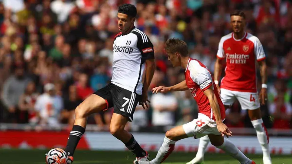 Raúl Jiménez enfrentando al Arsenal.