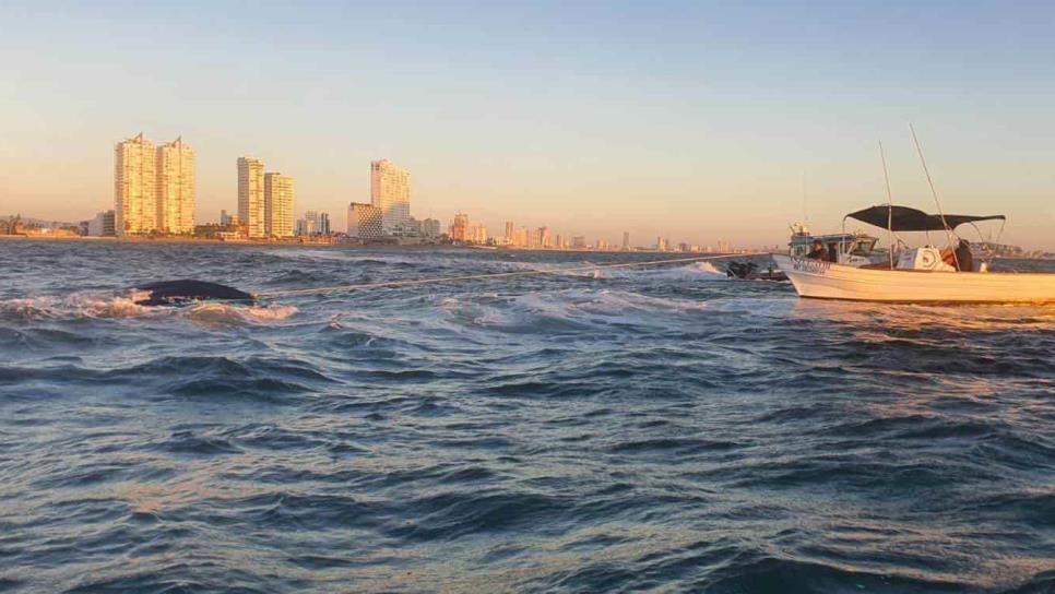 Marina y Policía Acuática rescatan a 6 personas de un yate que se hundía en Mazatlán