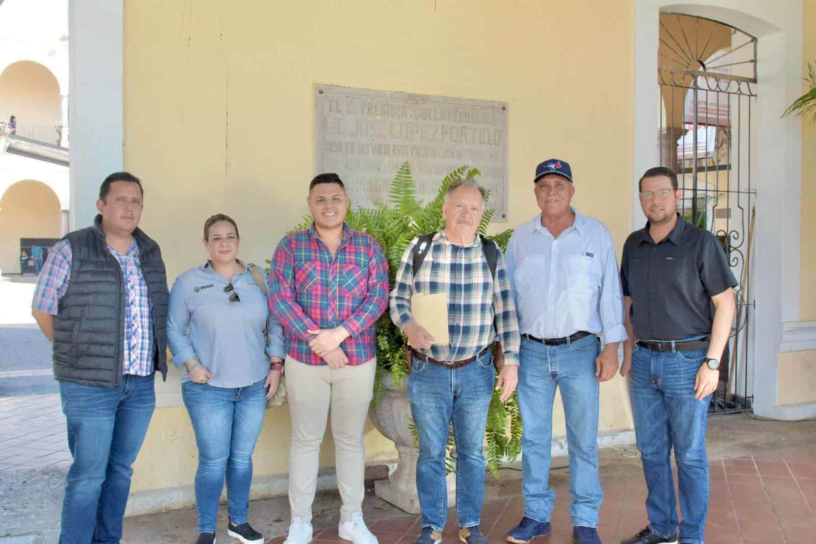 El director estatal del INAH Servando Rojo, realizó en el Salón de Cabildo dos talleres titulados; «Criterios para proyectar imagen urbana en el centro histórico» y «Trámites y criterios para la entrega de documentos, solicitudes de obras».