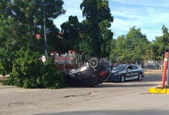 Camioneta termina volcada en la colonia La Conquista en Culiacán