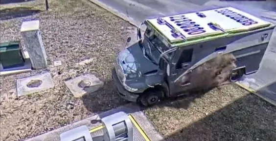 El saldo fue de cuatro personas lesionadas, mismas que tripulaban el vehículo de valores.