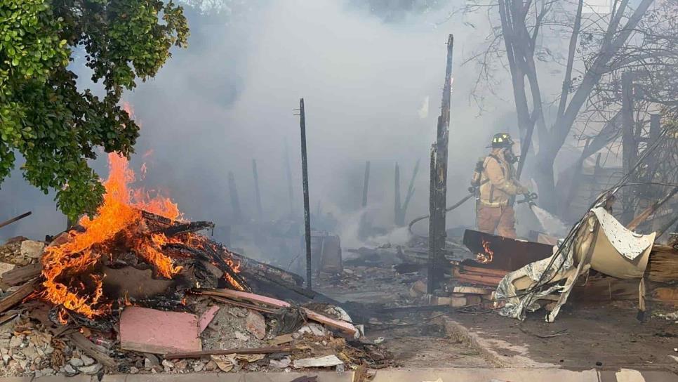 Voraz incendio reduce a cenizas un domicilio en popular colonia de Los Mochis