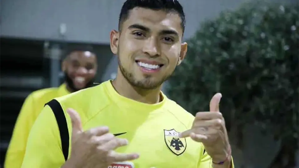 El futbolista mexicano vive su mejor momento en el futbol europeo con el AEK Atenas.