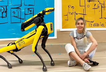 Agnieszka Pilat, la artista polaca que enseñó a pintar a tres perros robóticos