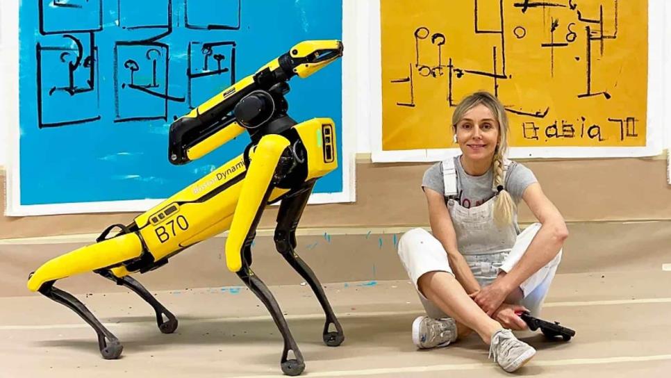 Agnieszka Pilat, la artista polaca que enseñó a pintar a tres perros robóticos