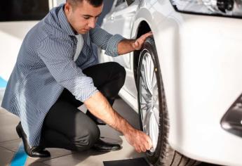 ¿Vecino tóxico? Esto pasará si ponchas las llantas del auto que se estacione en tu entrada