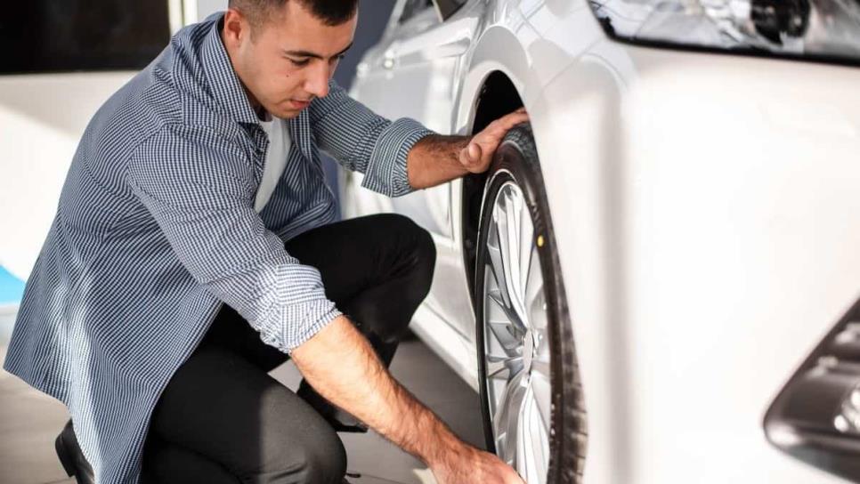 ¿Vecino tóxico? Esto pasará si ponchas las llantas del auto que se estacione en tu entrada