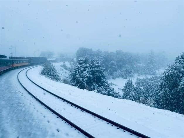 ¿Cuál es el mejor mes para viajar en El Chepe y ver la nieve en la sierra de Chihuahua?