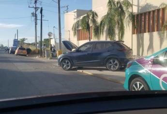 Mujer sorprende a pareja saliendo del motel y destroza su vehículo en Mazatlán 