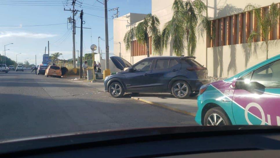 Mujer sorprende a pareja saliendo del motel y destroza su vehículo en Mazatlán 