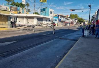 Un BMW se lleva varios postes de luz tras chocar en el centro de Culiacán 