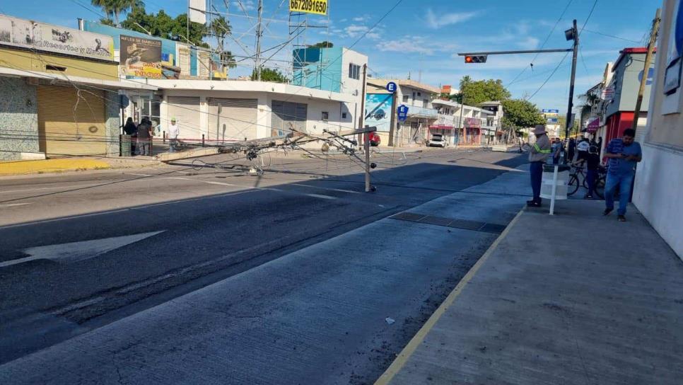 Un BMW se lleva varios postes de luz tras chocar en el centro de Culiacán 