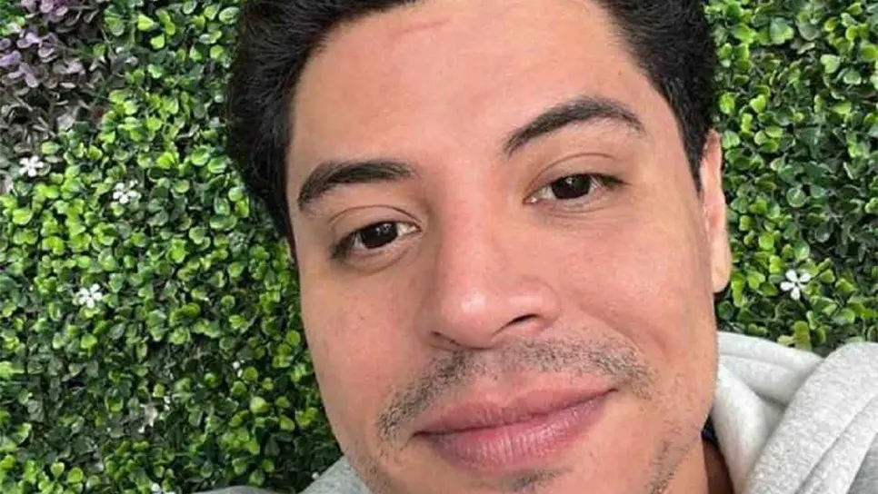 El cantante mostró su pequeña herida en su frente luego de una noche larga.