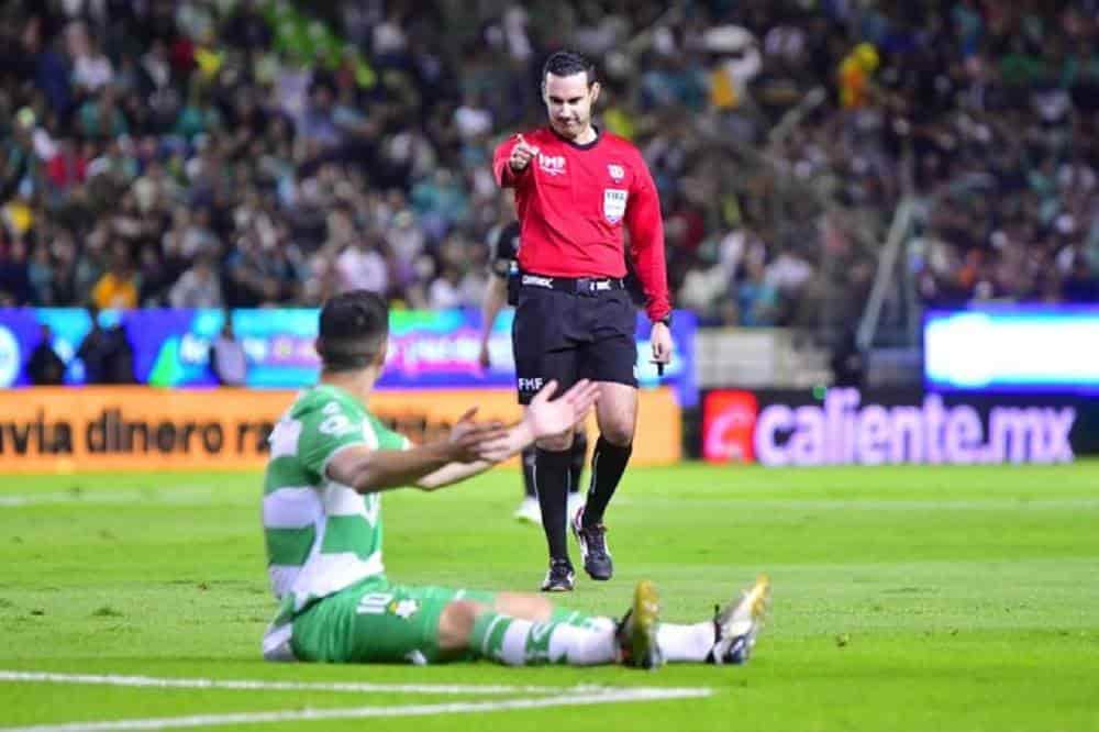 El silbante sinaloense es el mejor exponente en el futbol mexicano.