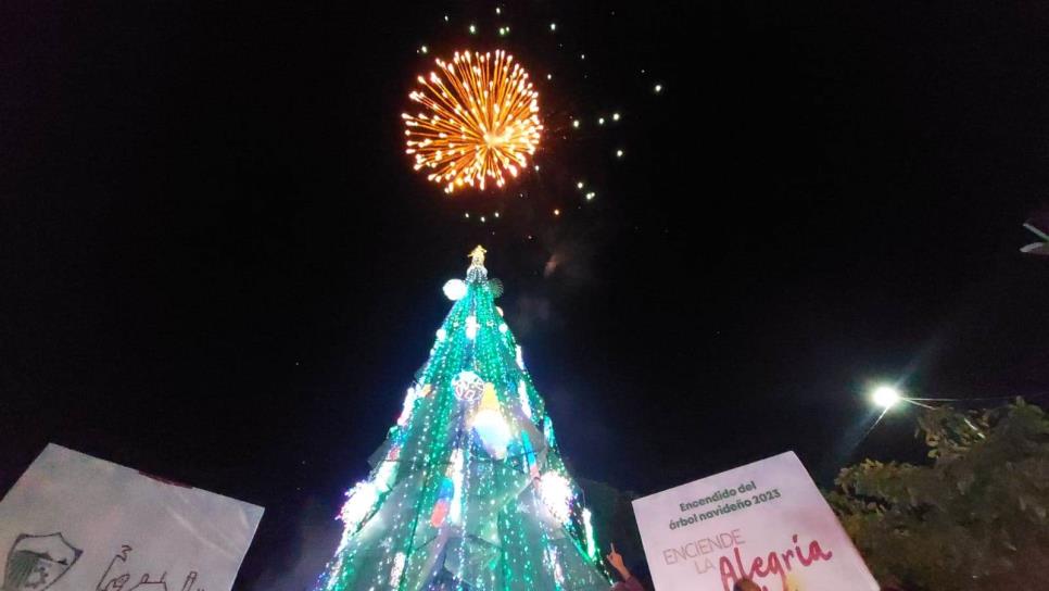 ¡Ya se siente la Navidad en Los Mochis! Alcalde enciende pino y luces en la ciudad