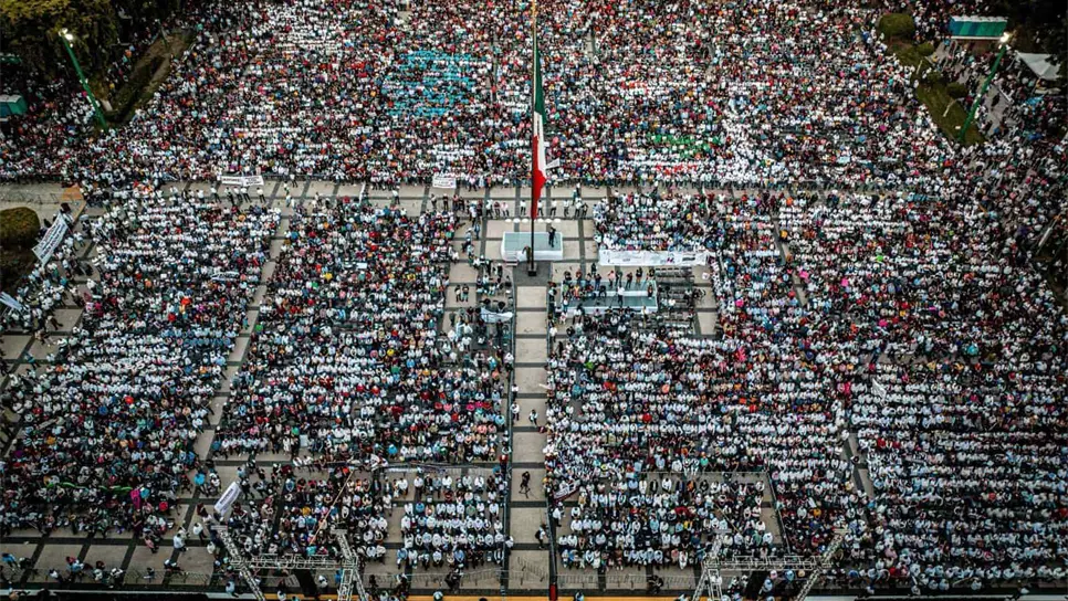 Así la multitud de los que asistieron al informe.